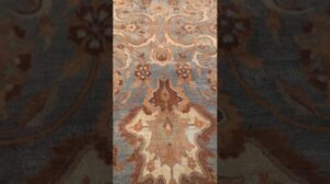 Ein beeindruckender antiker persischer Kerman in sanftem Lichtblau - zeitlose Eleganz in jedem Knoten.