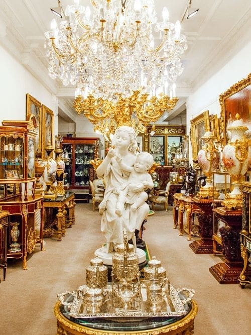 LUXONAR showroom with antiques, gilded chandelier and porcelain