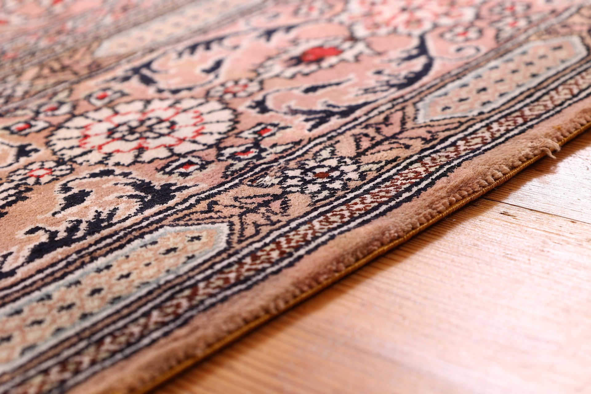 Qom Oriental Rug 186 × 127 cm, silk, hand-knotted — view 6