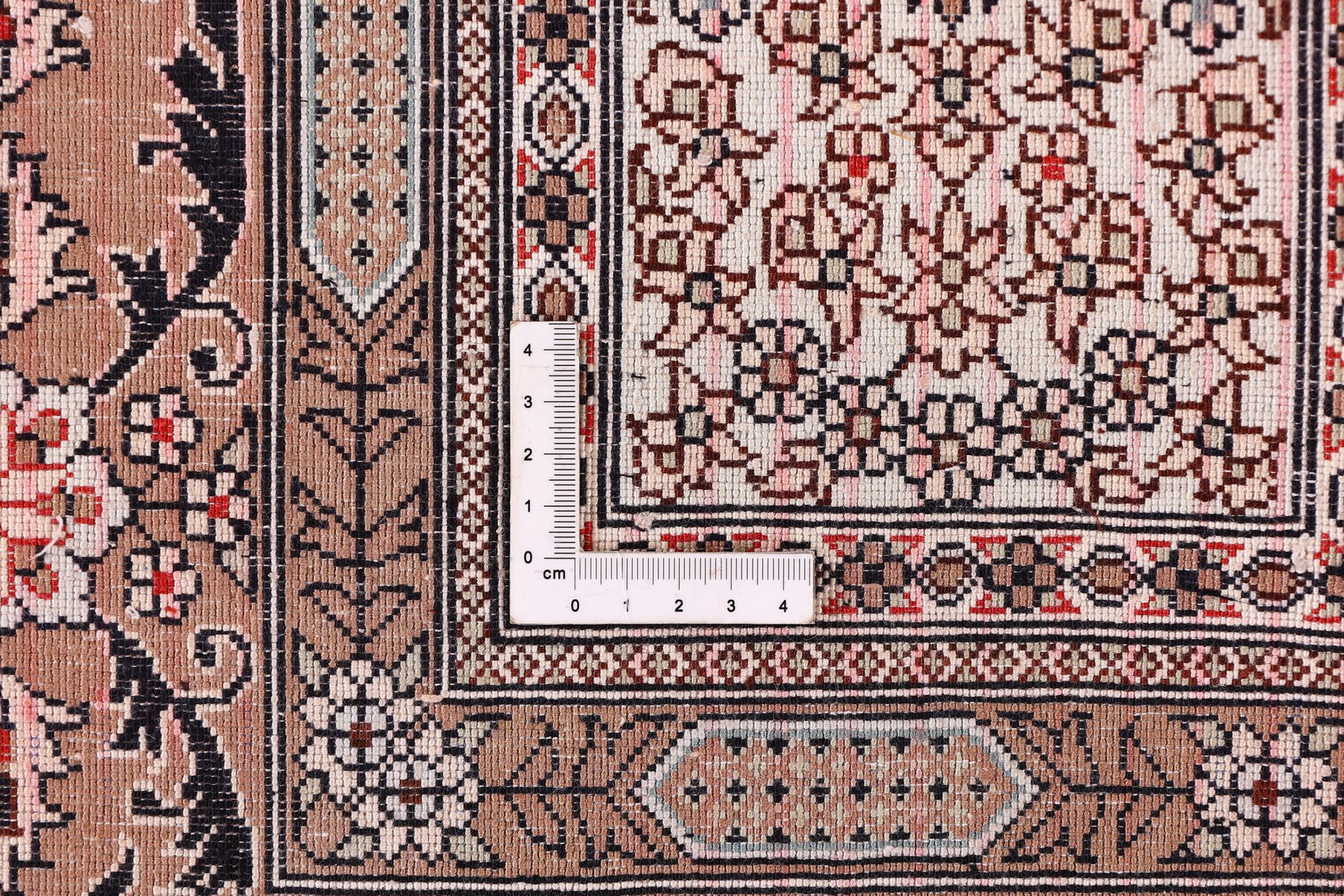 Qom Oriental Rug 186 × 127 cm, silk, hand-knotted — view 9