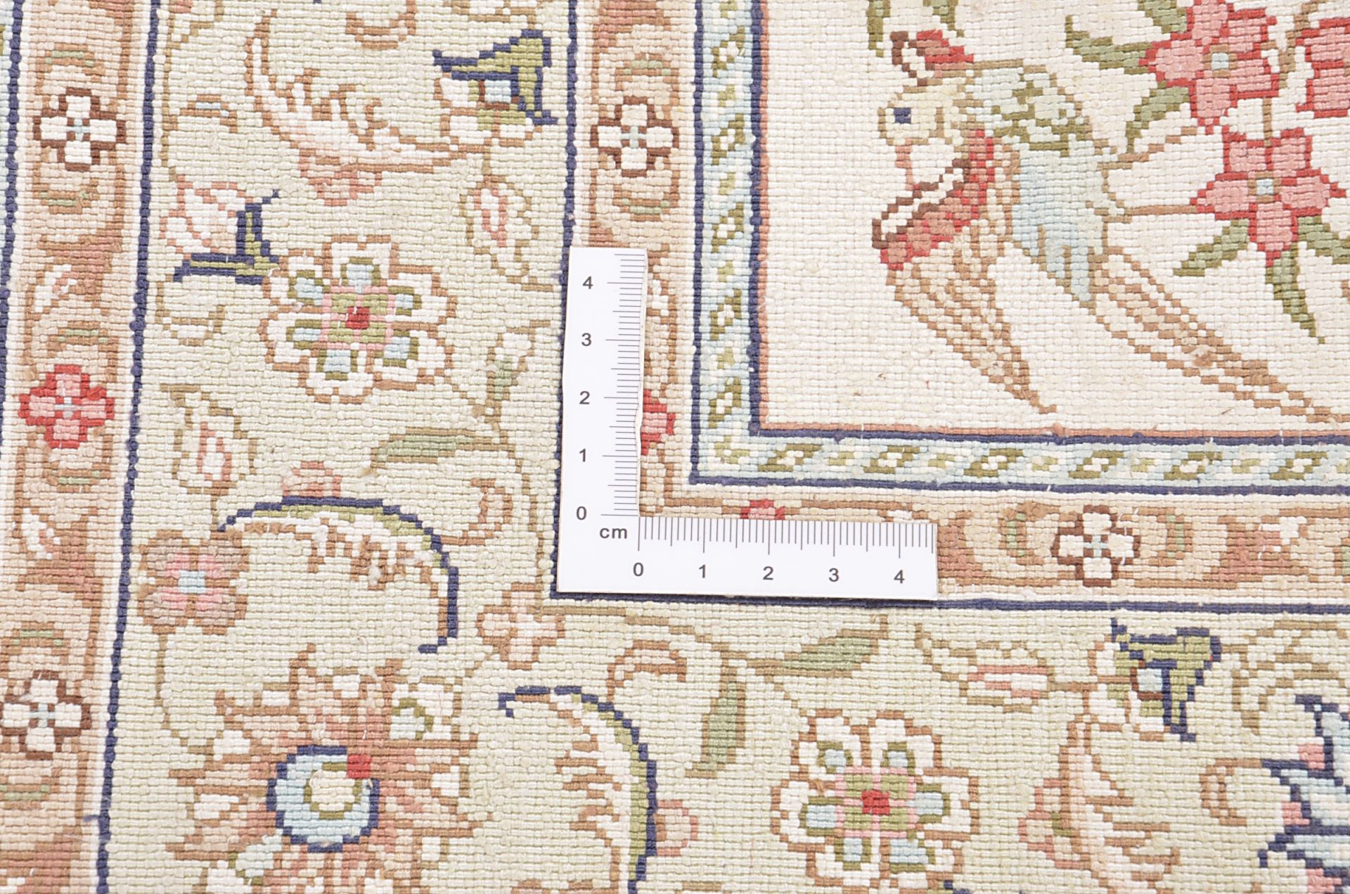 Qom Oriental Rug 123 × 79 cm, silk, hand-knotted — view 4