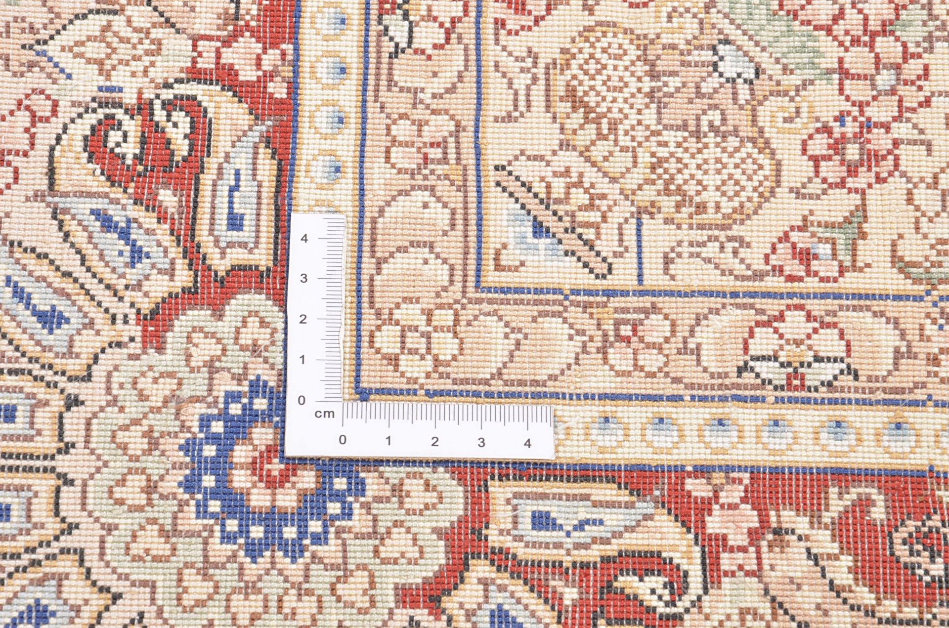 Qom Oriental Rug 136 × 92 cm, silk, hand-knotted — view 3