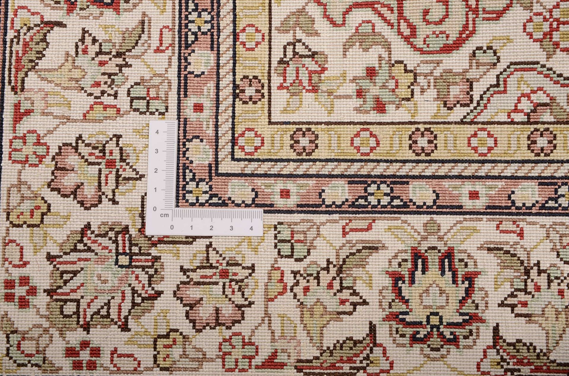 Hereke Oriental Rug 124 × 79 cm, silk, hand-knotted — view 3