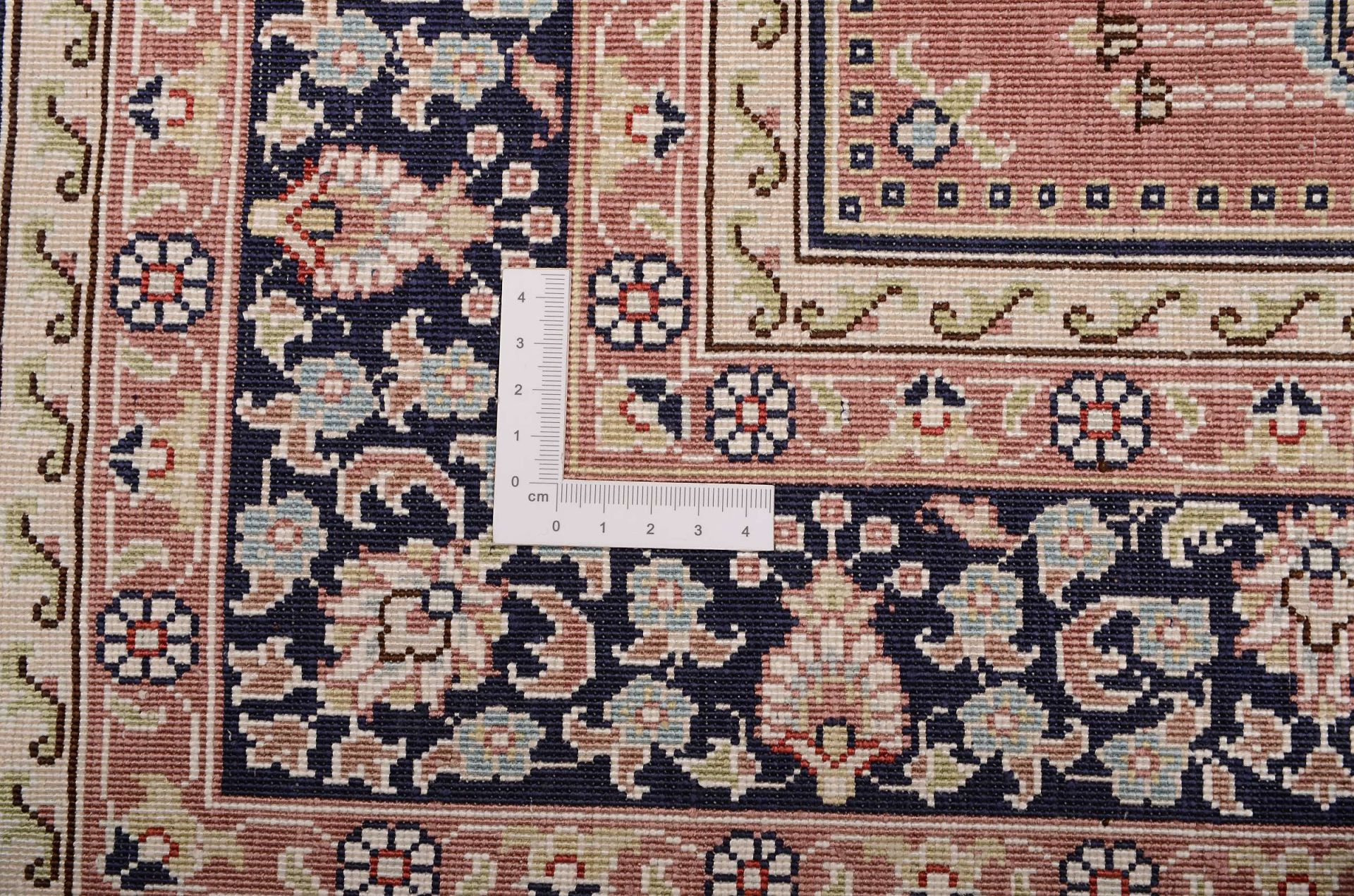 Hereke Oriental Rug 126 × 79 cm, silk, hand-knotted — view 3