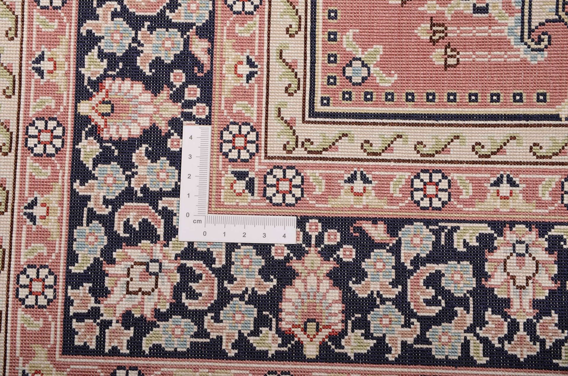 Hereke Oriental Rug 124 × 80 cm, silk, hand-knotted — view 3