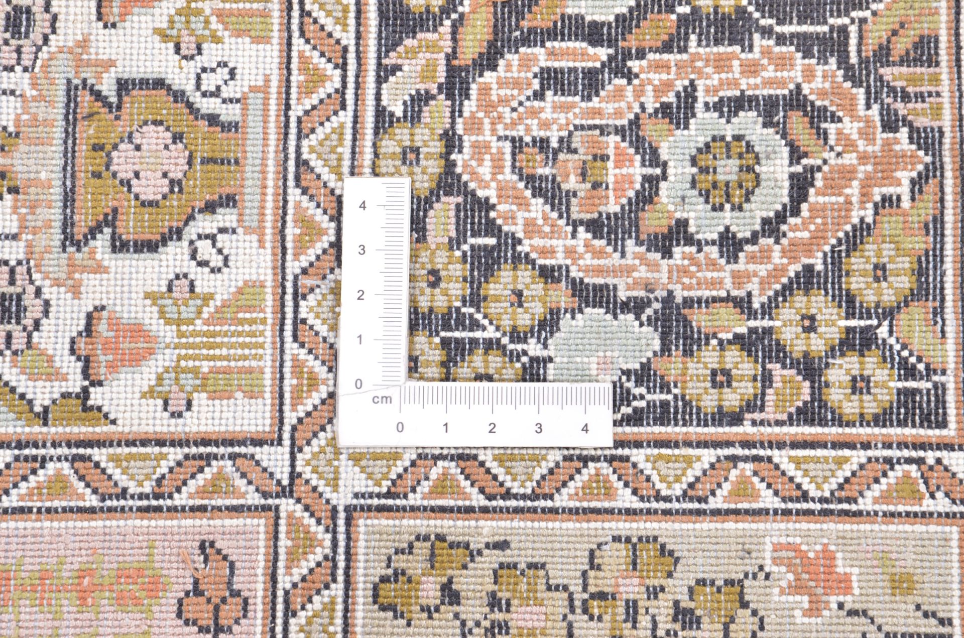 Oriental Rug 280 × 187 cm, silk, hand-knotted — view 3