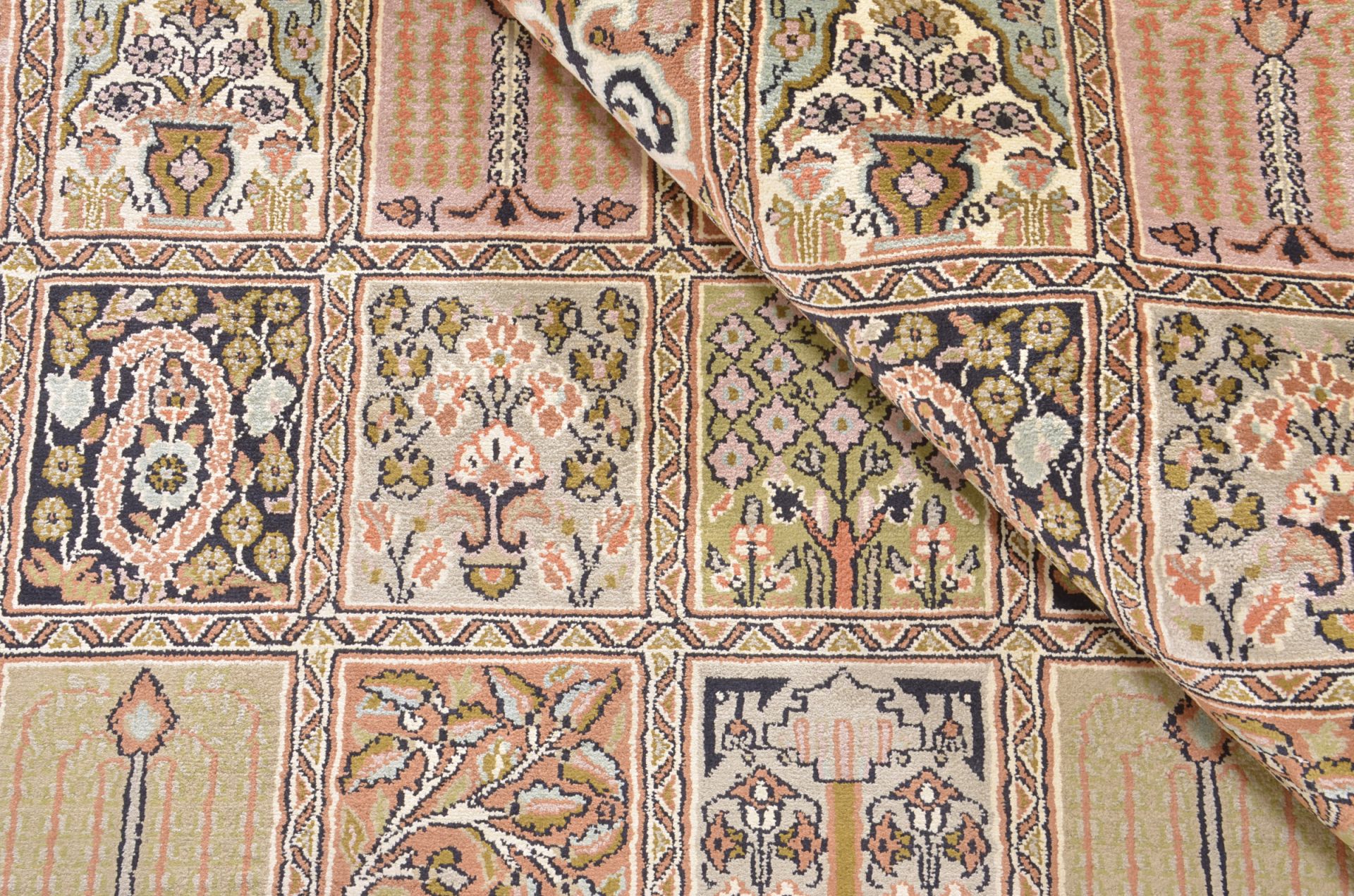 Oriental Rug 280 × 187 cm, silk, hand-knotted — view 4
