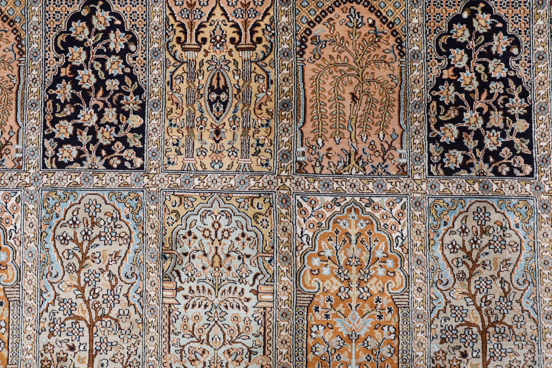 Kashmir Oriental Rug 248 × 173 cm, silk, hand-knotted — view 9