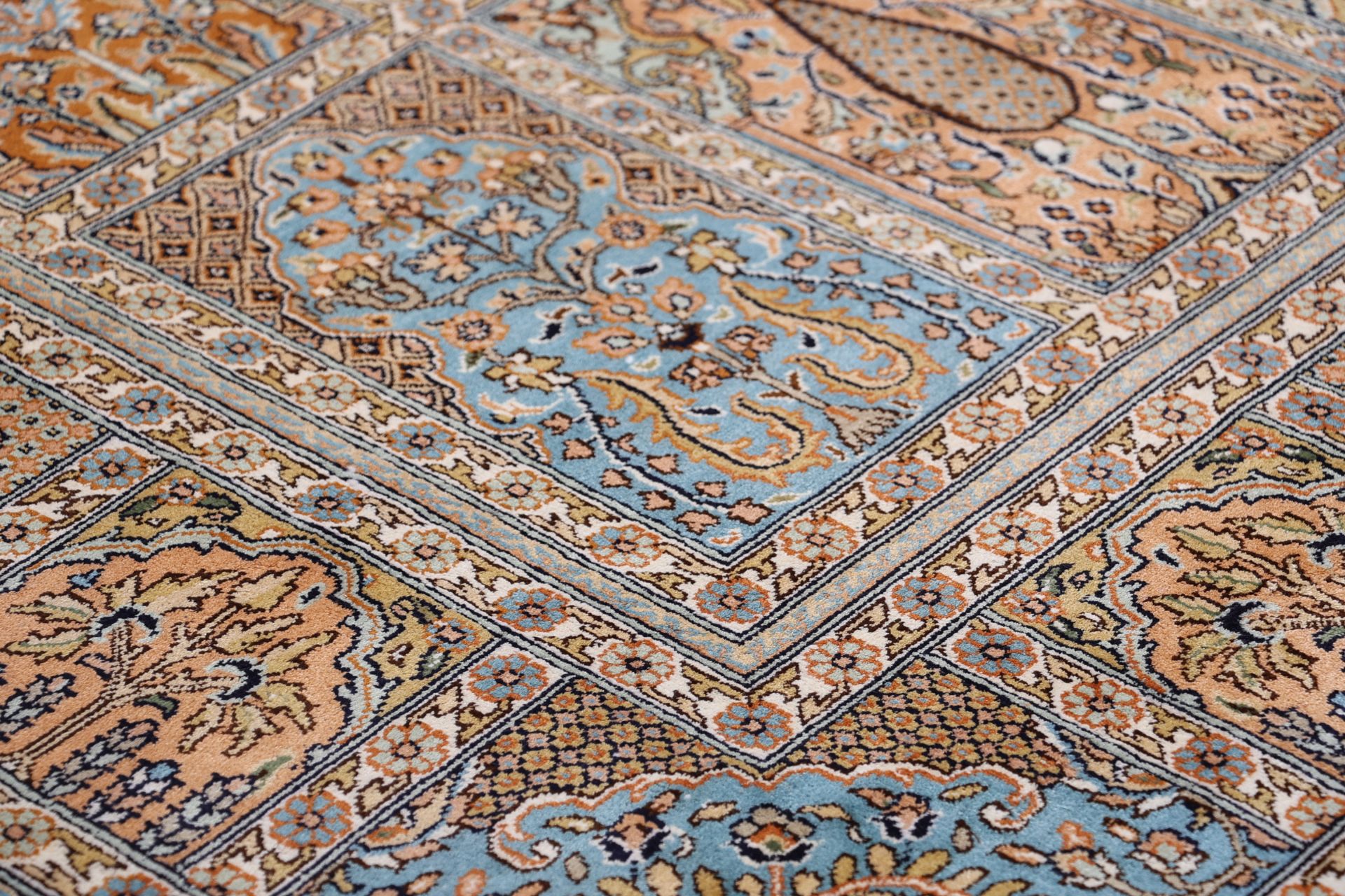 Kashmir Oriental Rug 248 × 173 cm, silk, hand-knotted — view 5