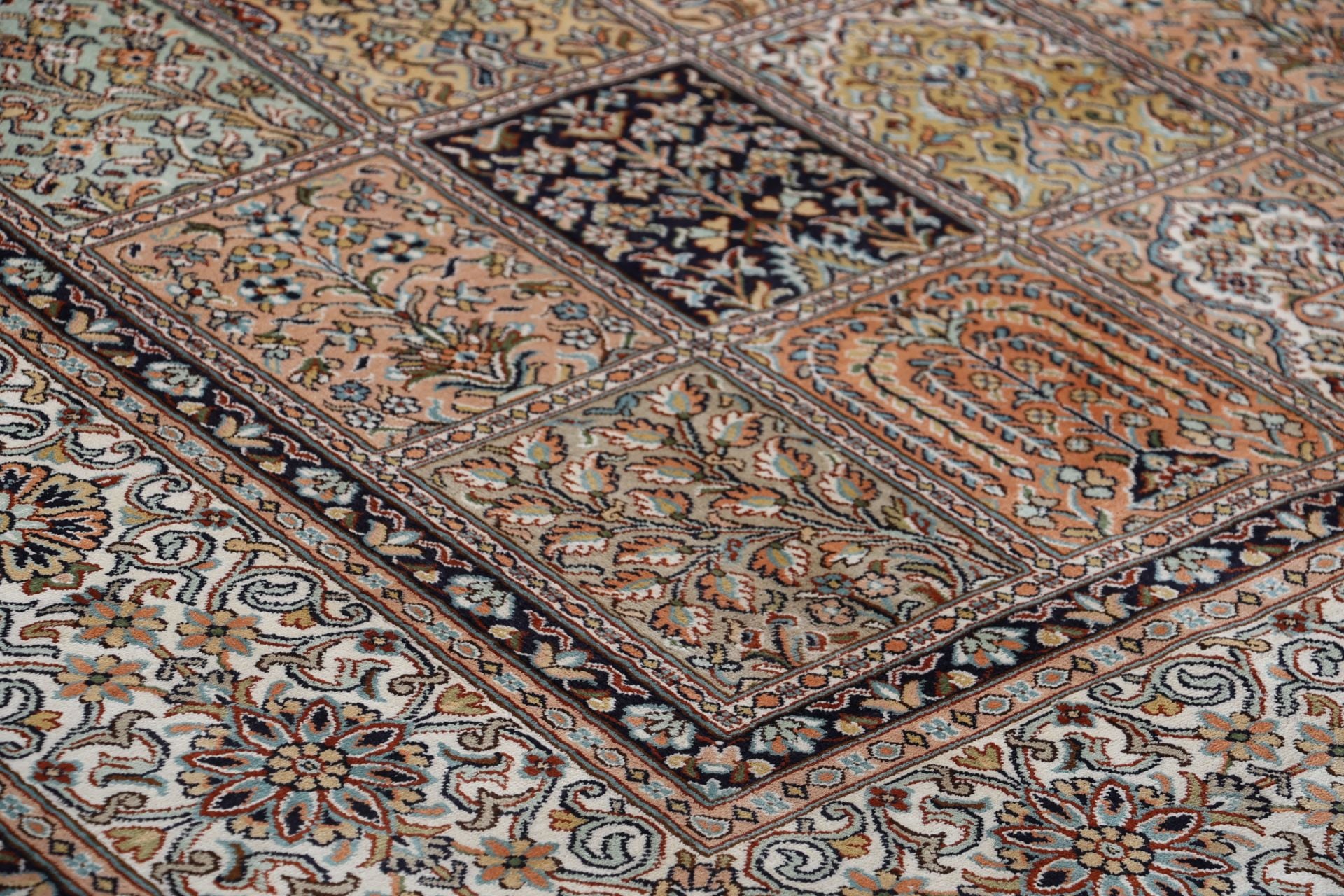 Kashmir Oriental Rug 307 × 208 cm, silk, hand-knotted — view 5