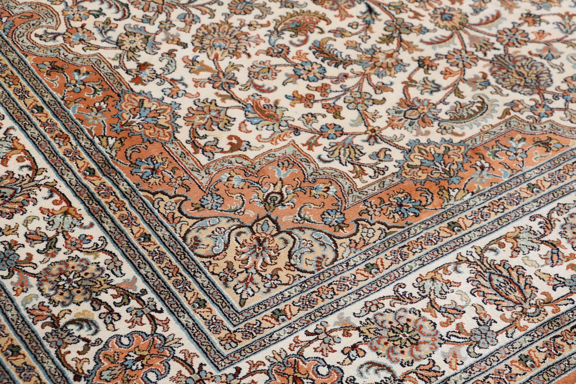Kashmir Oriental Rug 254 × 169 cm, silk, hand-knotted — view 5